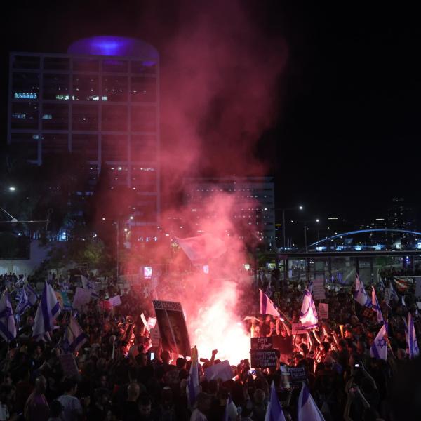 Israele, Netanyahu perde consenso? Imponente protesta a Tel Aviv: 120mila persone ne chiedono la destituzione | VIDEO e FOTO