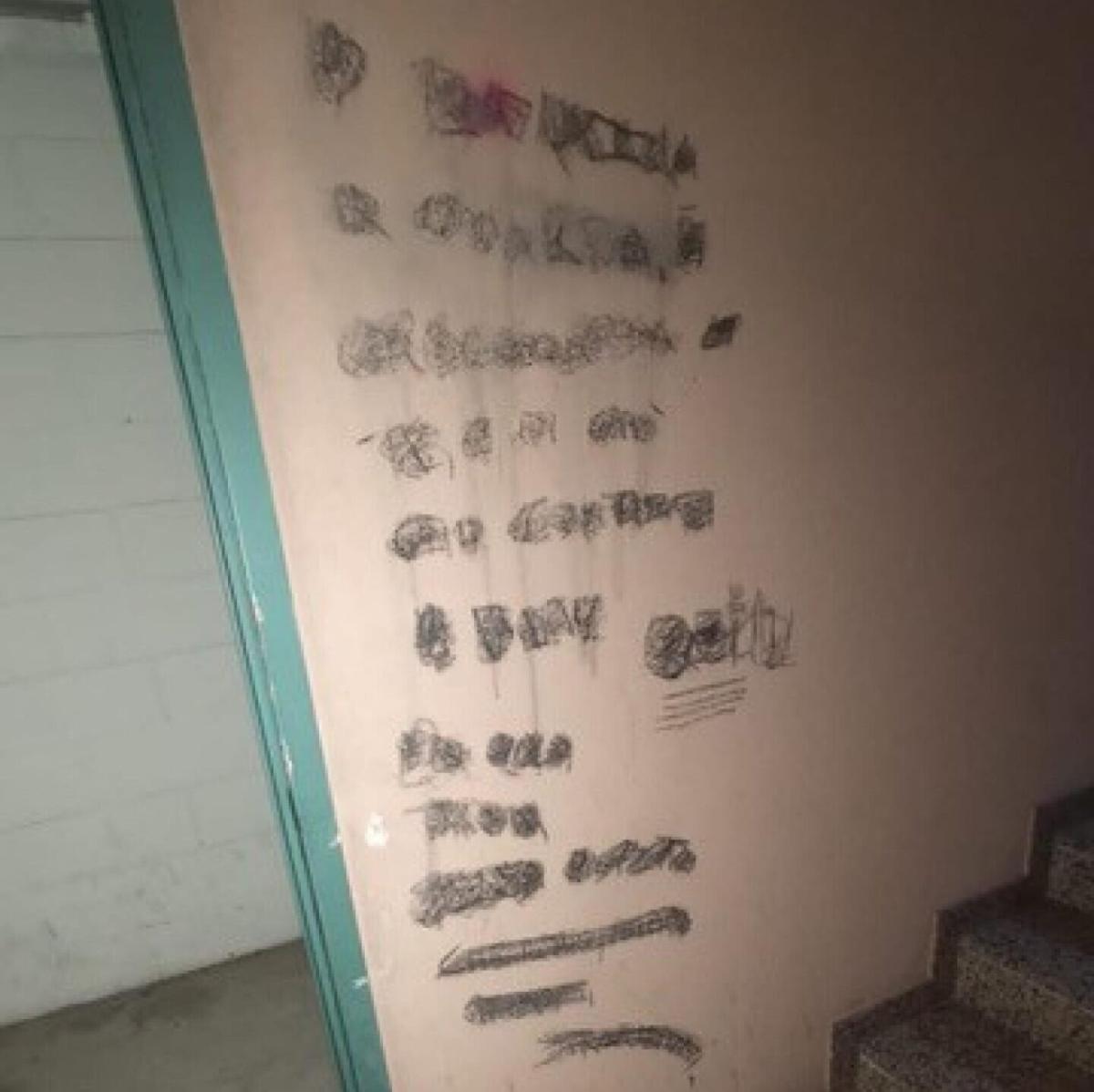 Rimini, scritte shock contro Manuela Bianchi sui muri del condominio in cui fu uccisa la suocera Pierina Paganelli: “Farai la stessa fine”