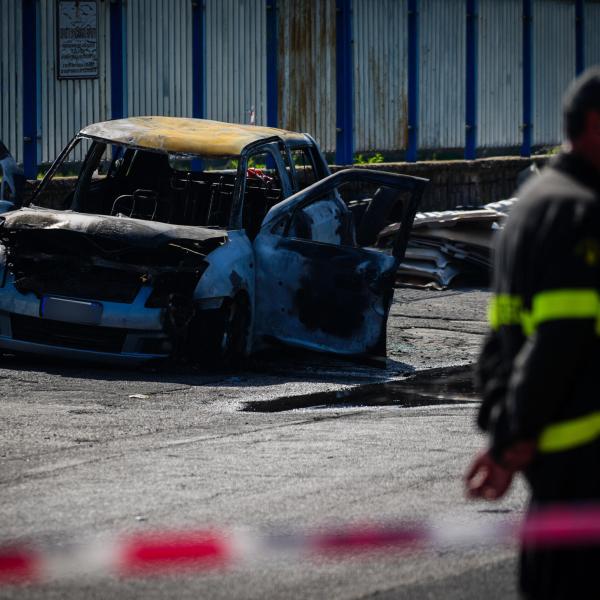 Caserta, incendio sull’A1 all’altezza di Santa Maria Capua Vetere: in fiamme un’auto