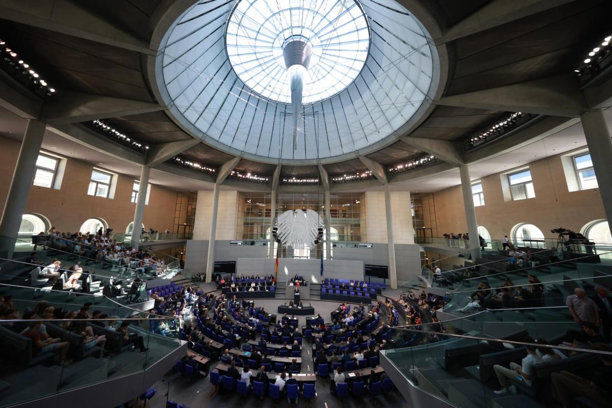 Germania, strette sul porto di armi bianche e sui benefici per i migranti dopo l’accoltellamento di Solingen. Cosa prevede il pacchetto di leggi?