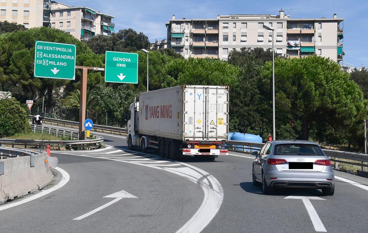 Genova, incidente in A10, coinvolti tre motociclisti