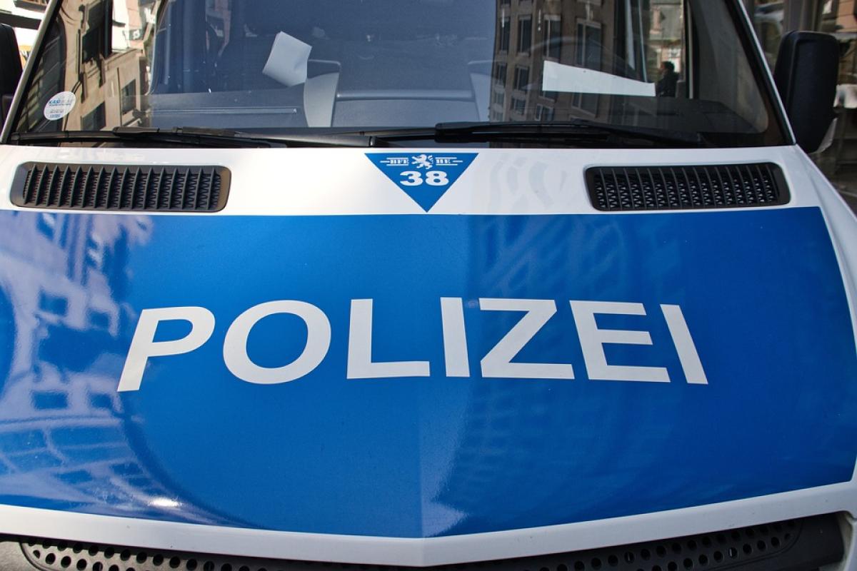 Germania, attira in trappola e uccide la sosia per fingersi morta: …