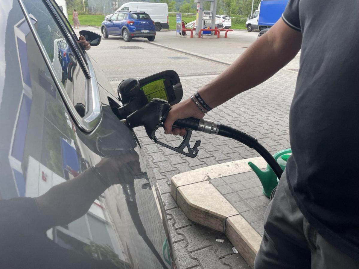 Caro benzina, prezzi alle stelle sulla A8: 2,7 euro al litro