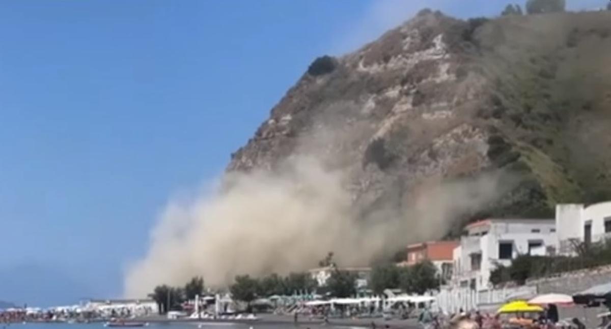 Monte di Procida, momenti di paura sulla spiaggia: frana il costone di ...