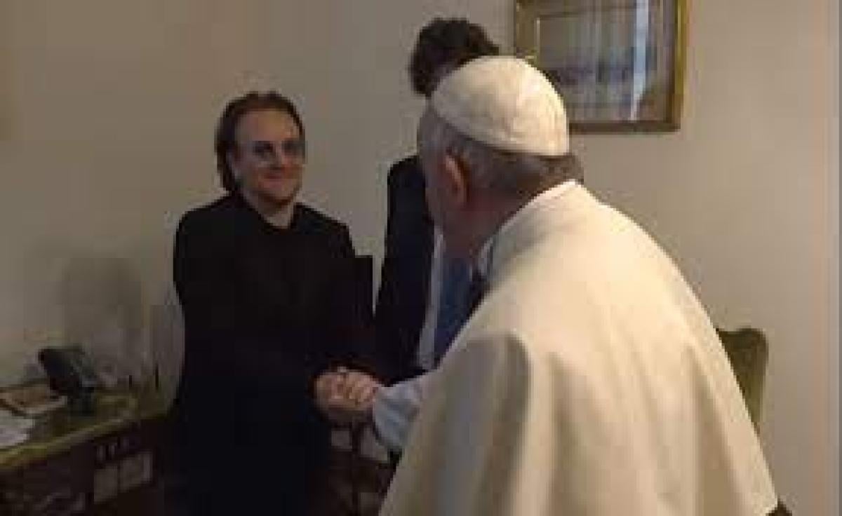 Il Papa incontra Bono, il cantante degli U2 in Vaticano