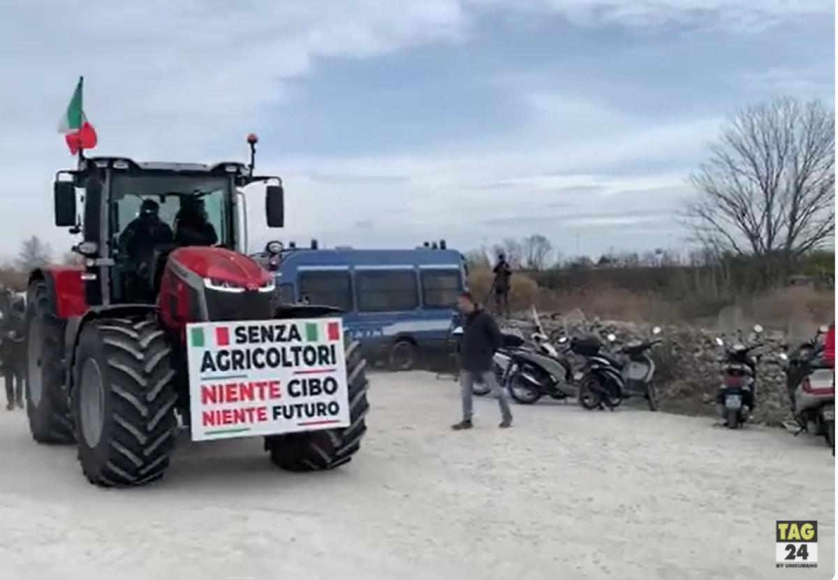 Corteo Gra, agricoltori: “Sul raccordo stasera tutti o nessuno, senza incontro con Lollobrigida alzeremo i toni”| VIDEO