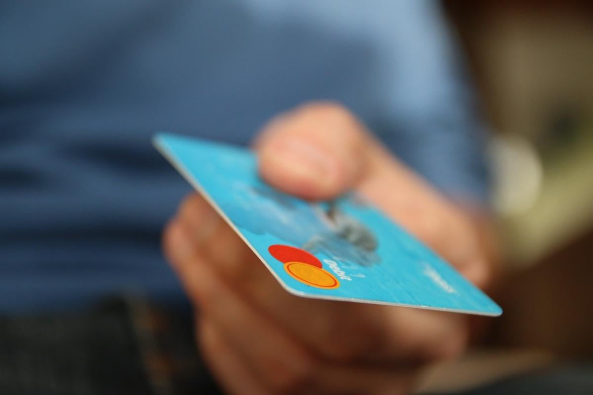 Aumentano i costi delle carte di credito: ecco cosa sapere per scegliere l’opzione migliore