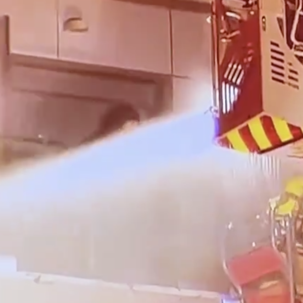 Spagna, in fiamme edificio di quattordici piani a Valencia | VIDEO