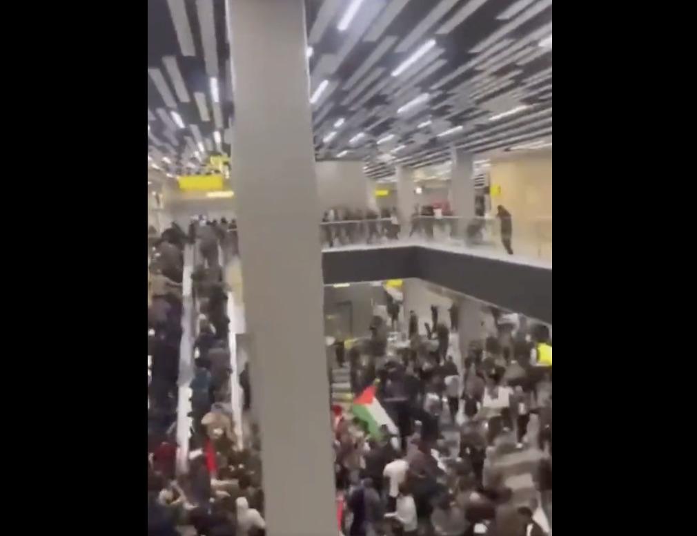 Daghestan, in aeroporto manifestanti filo-palestinesi contro un volo in arrivo da Israele. I video sui social