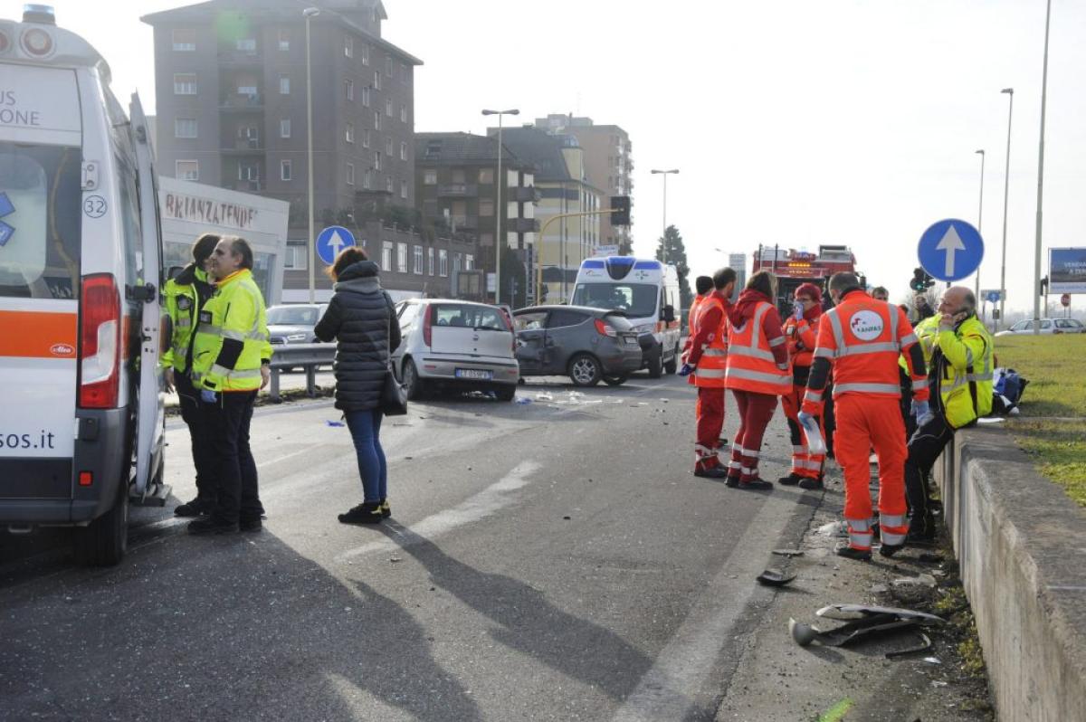 Tir carico di farina si ribalta sulla Fi-Pi-Li, ferito il conducente