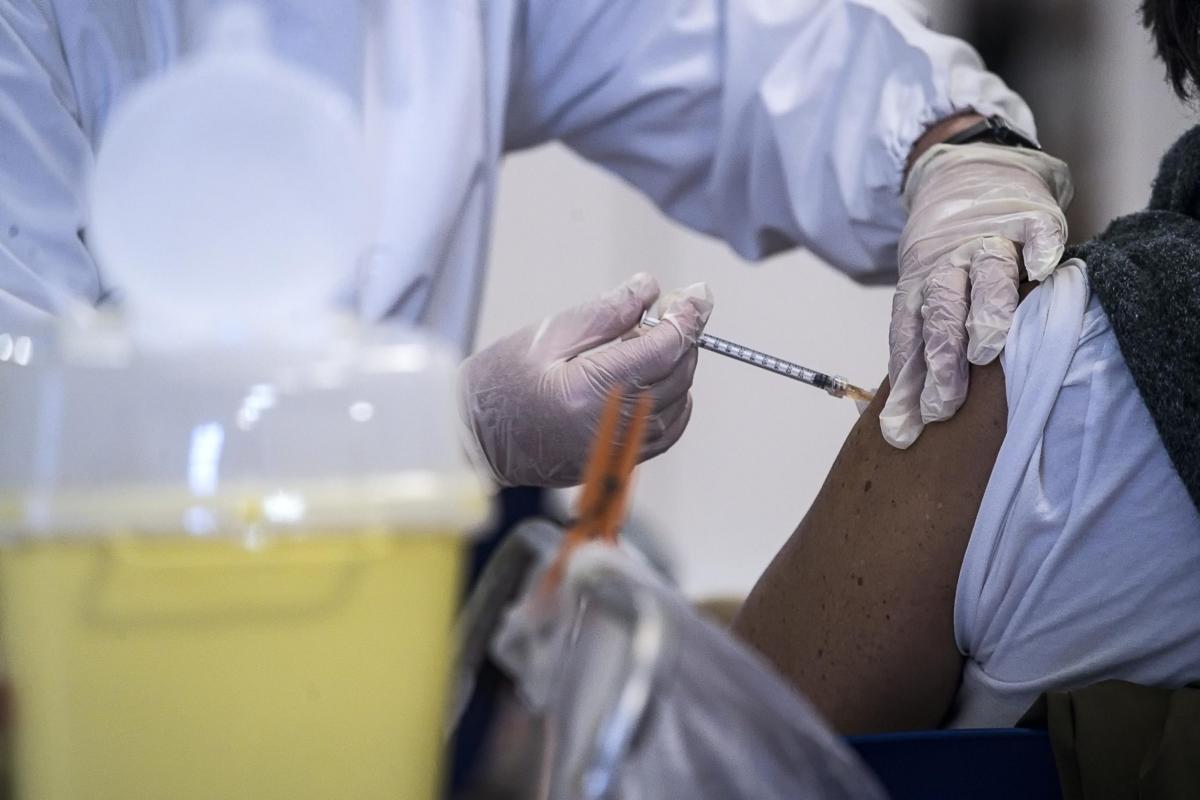 Vaccini over 50 e sanitari, confermato l’obbligo