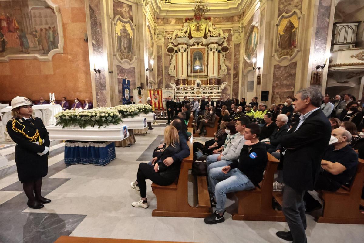 L’addio dei pistoiesi a Vannino, il San Francesco di Agliana