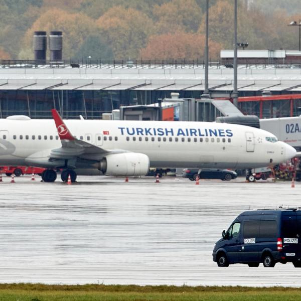 Amburgo, arrestato l’uomo armato che aveva rapito sua figlia: ha bloccato per 19 ore l’aeroporto