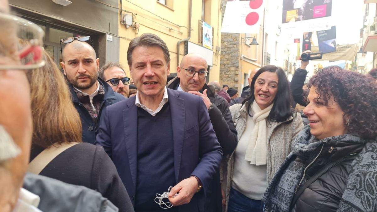 Regionali, Conte in Sardegna per sostenere Todde fa appello a voto utile: “Chi vota Soru favorisce il centrodestra”