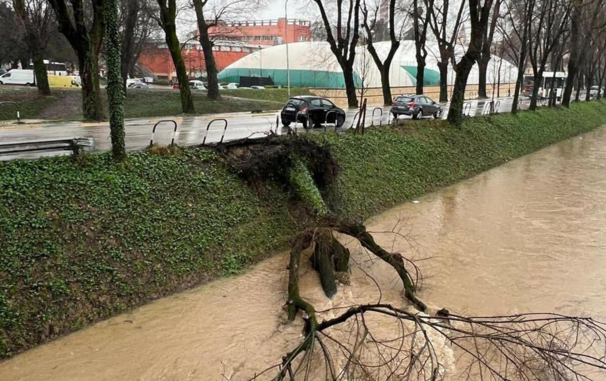 Maltempo in Veneto, allerta per i fiumi in piena. Il sindaco di Vicenza: “Situazione critica, restate a casa”