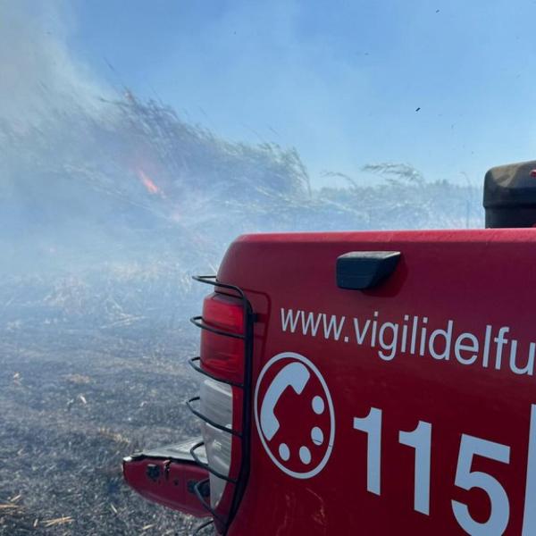 Oristano, incendio nelle campagne di Siamaggiore: case evacuate, non ci sono feriti o intossicati