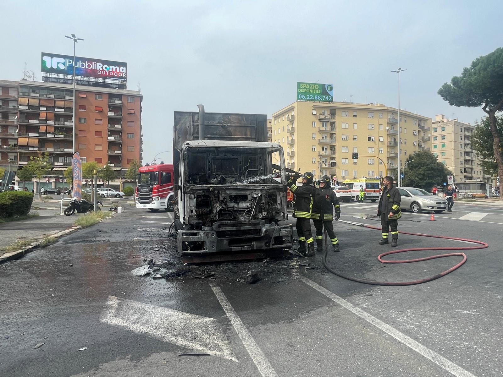 Roma, esplosione e incendio in zona Subaugusta: coinvolto un mezzo dell’AMA, alta nube tossica sopra i palazzi | Esclusiva Foto-Video