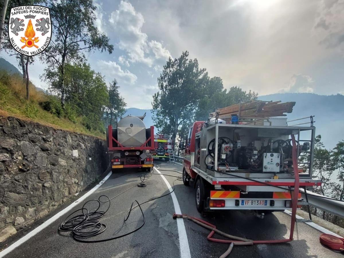 Valle D’Aosta, incendio boschivo ad Aymavilles: evacuate abitazioni…