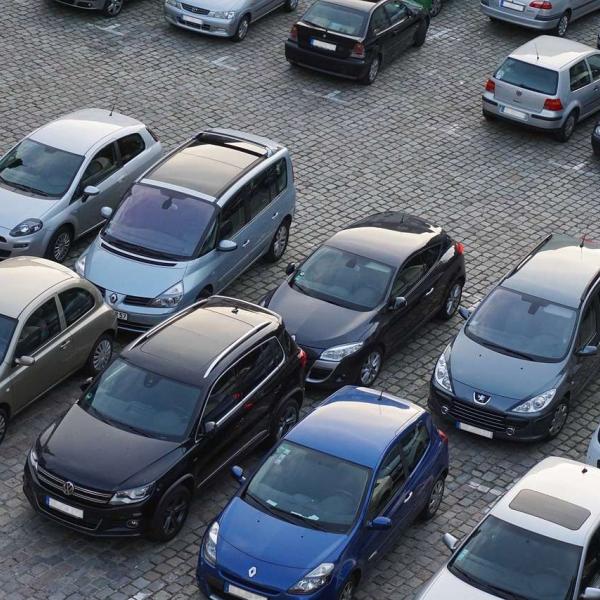 Parcheggiare troppo vicino a un altro veicolo: conseguenze e sanzioni