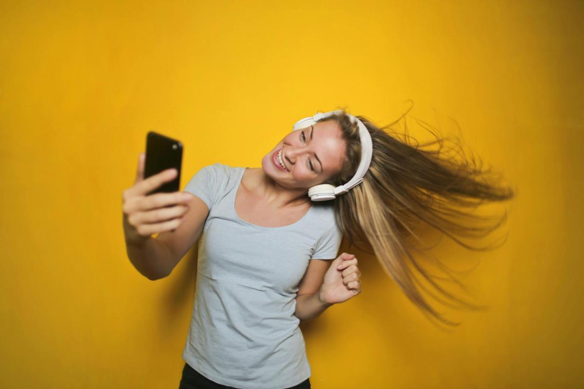 Come fare un selfie perfetto: guida per venire bene in foto con lo smartphone e gli errori da evitare