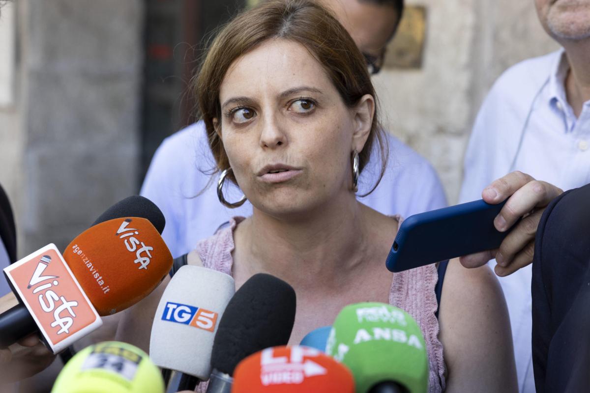 Ilaria Salis lancia la sua soluzione dopo il “meritato” riposo estivo: “Abolire i carceri minorili”. Ma non propone alternative