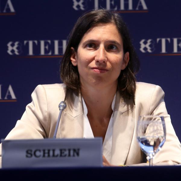 Schlein, da Reggio Emilia attacco a Macron, ecco cosa ha detto sulla nomina di Barnier a premier