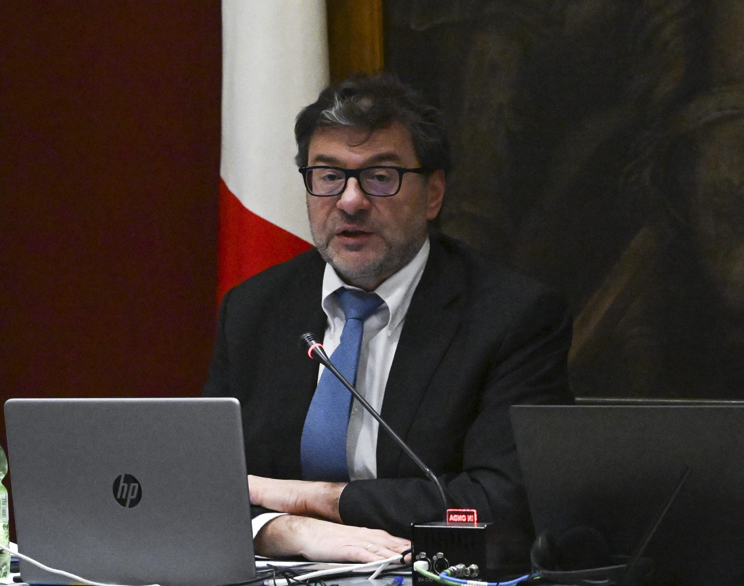 Caro bollette, Giorgetti: “Stiamo studiando un nuovo meccanismo di calcolo”