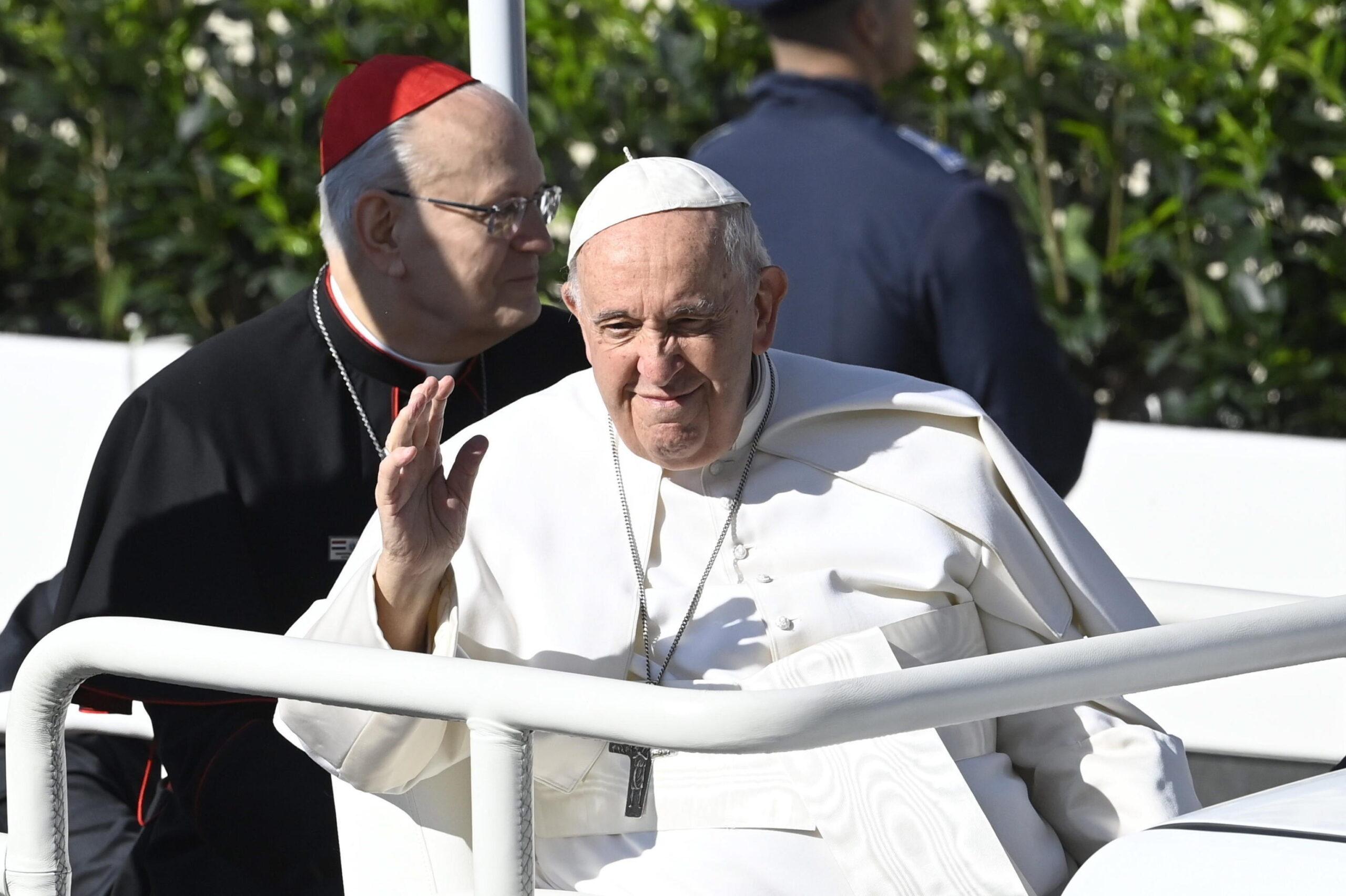 Papa Francesco celebra la messa in Ungheria: “Fa male vedere porte sbattute in faccia ai bisognosi”