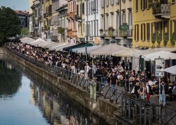 Milano, uomo nudo si tuffa in un Naviglio tra gli applausi della folla| VIDEO