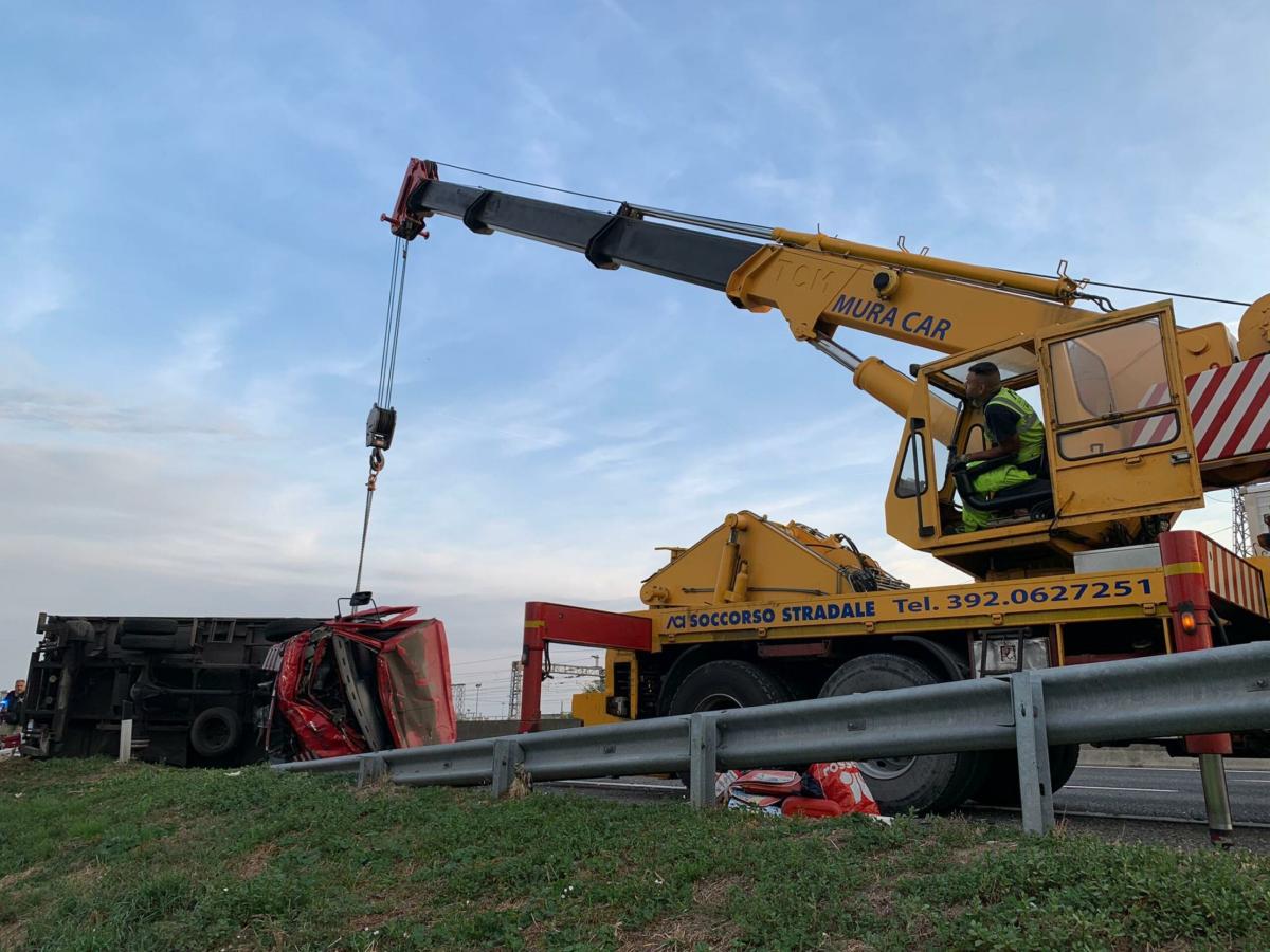 Incidente in autostrada A1 tra Casalpusterlengo e Lodi: tamponamento tra mezzi pesanti, morto 35enne