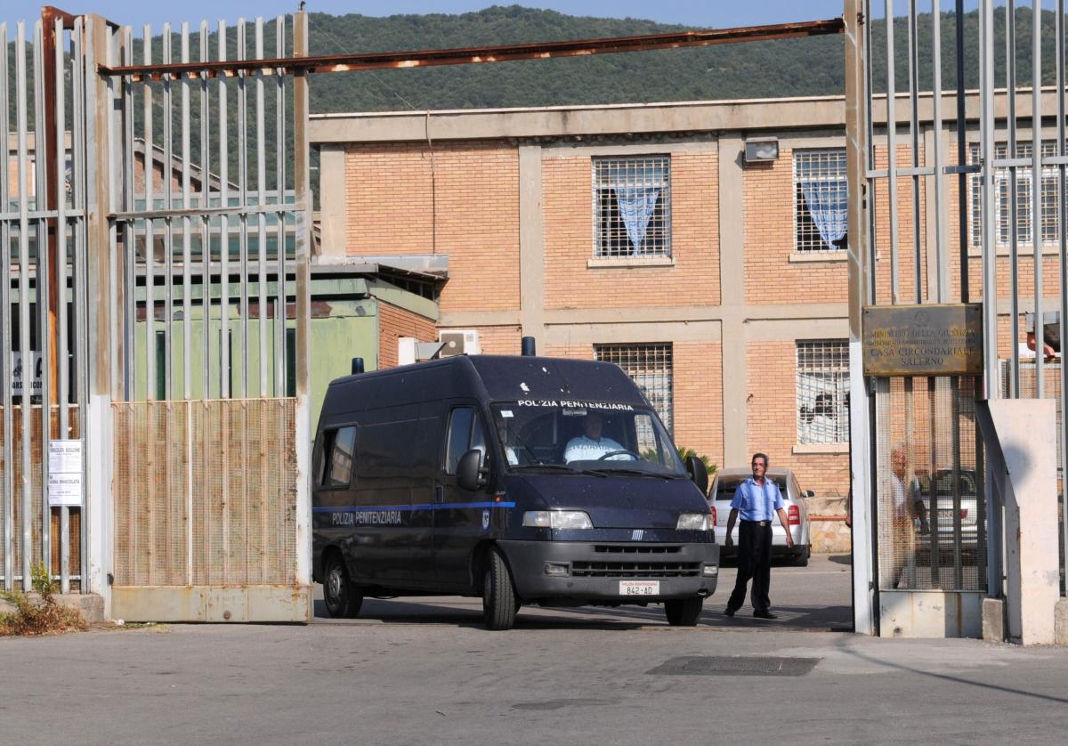 Salerno, sgominata banda criminale che operava dal carcere: droga e cellulari tra i detenuti