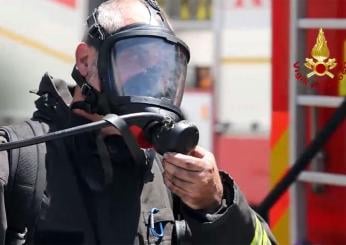 Caserta, incendio in un deposito di materiali ad Aversa: densa nube visibile da lontano, cittadini costretti in casa