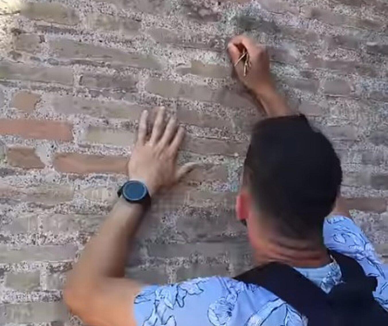 Colosseo sfregiato da un turista, incide il nome della fidanzata su un muro con le chiavi. La reazione del ministro Sangiuliano | VIDEO