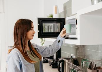 Cosa succede al corpo se si mangia cibo cotto al microonde?