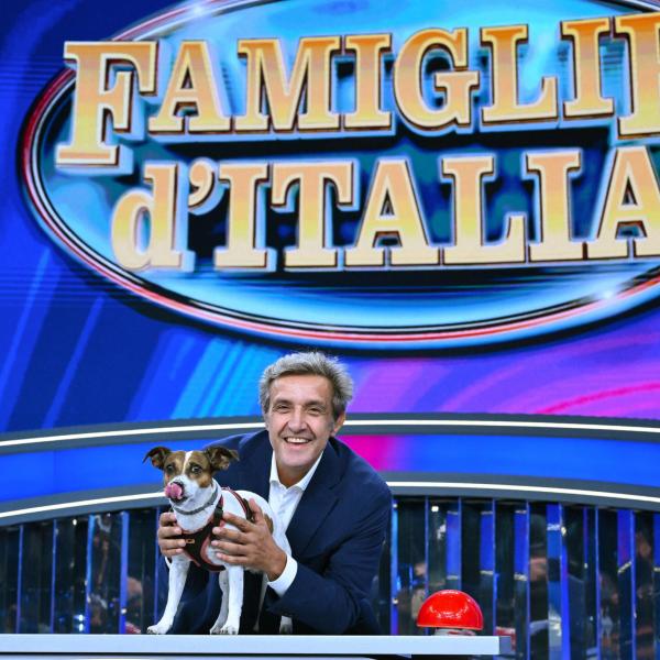 Flavio Insinna sbarca su La7 con “Famiglie d’Italia”: “Volevo una nuova sfida, ma dalla Rai ho avuto amore”. Loda De Martino e sull’esonero di De Rossi… | Video