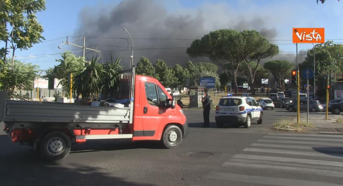 Ennesimo incendio a Roma: in cenere ‘La bancarella del professore’