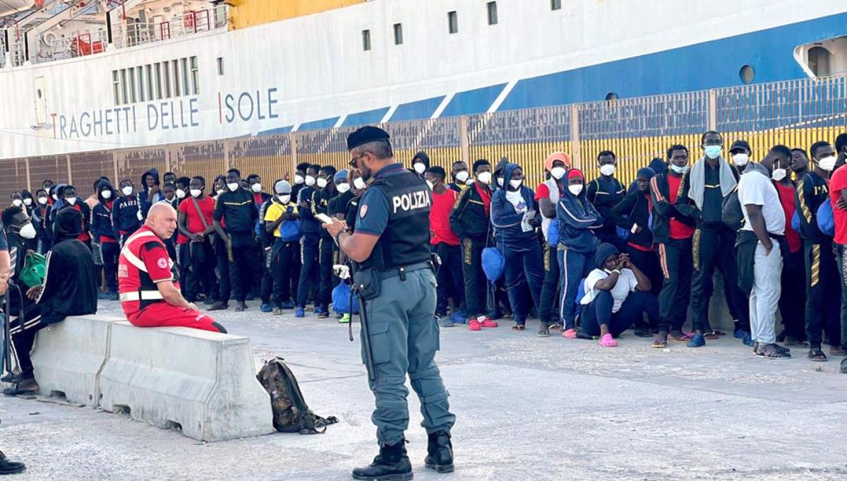 Migranti, l’ong Aurora arriva al porto di Lampedusa: “Arivare a Tra…