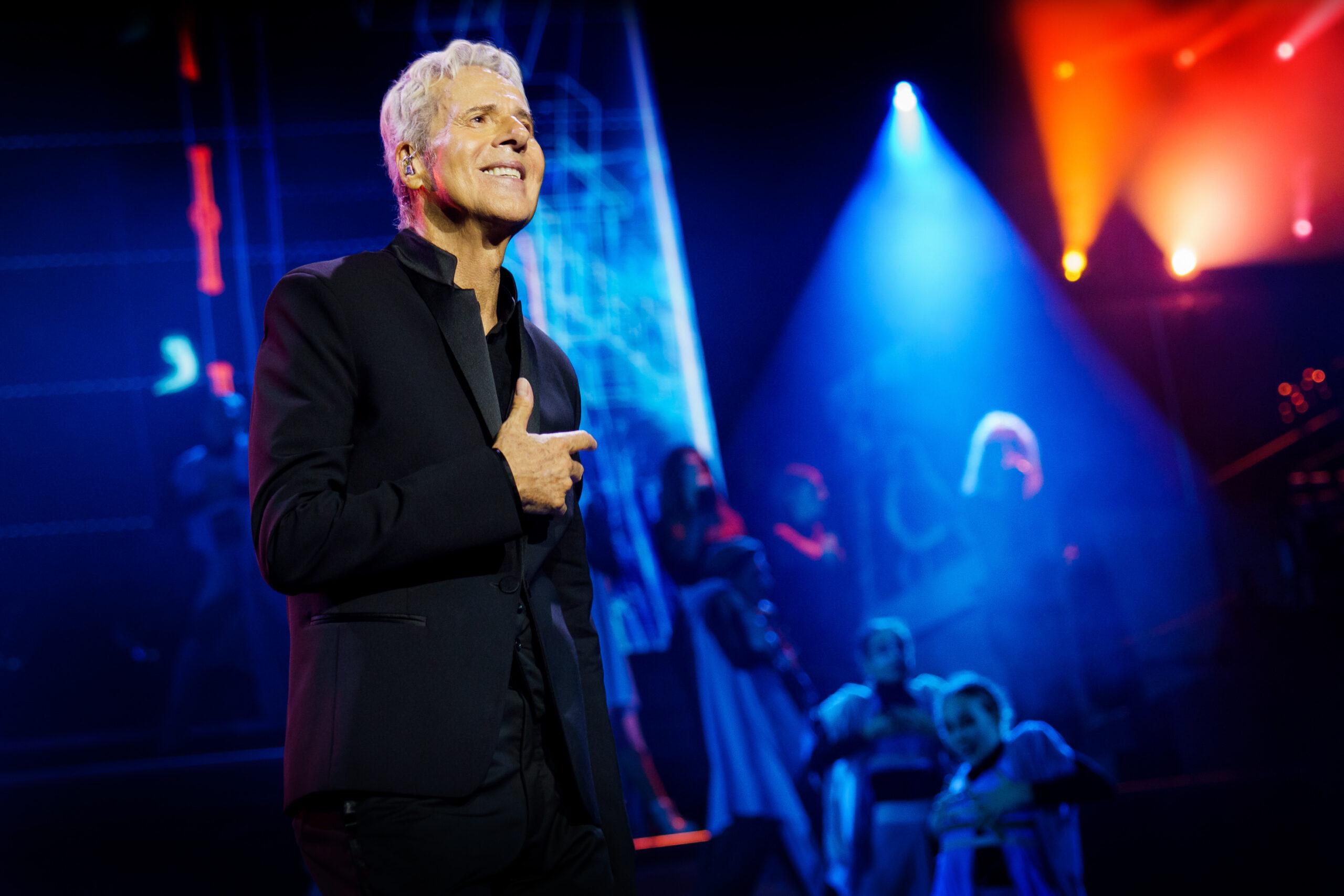 Claudio Baglioni su Lampedusa: “Basta campagna elettorale sui migranti, la storia ci mette il conto davanti”, e sul palco porta i colori dell’Ucraina | VIDEO