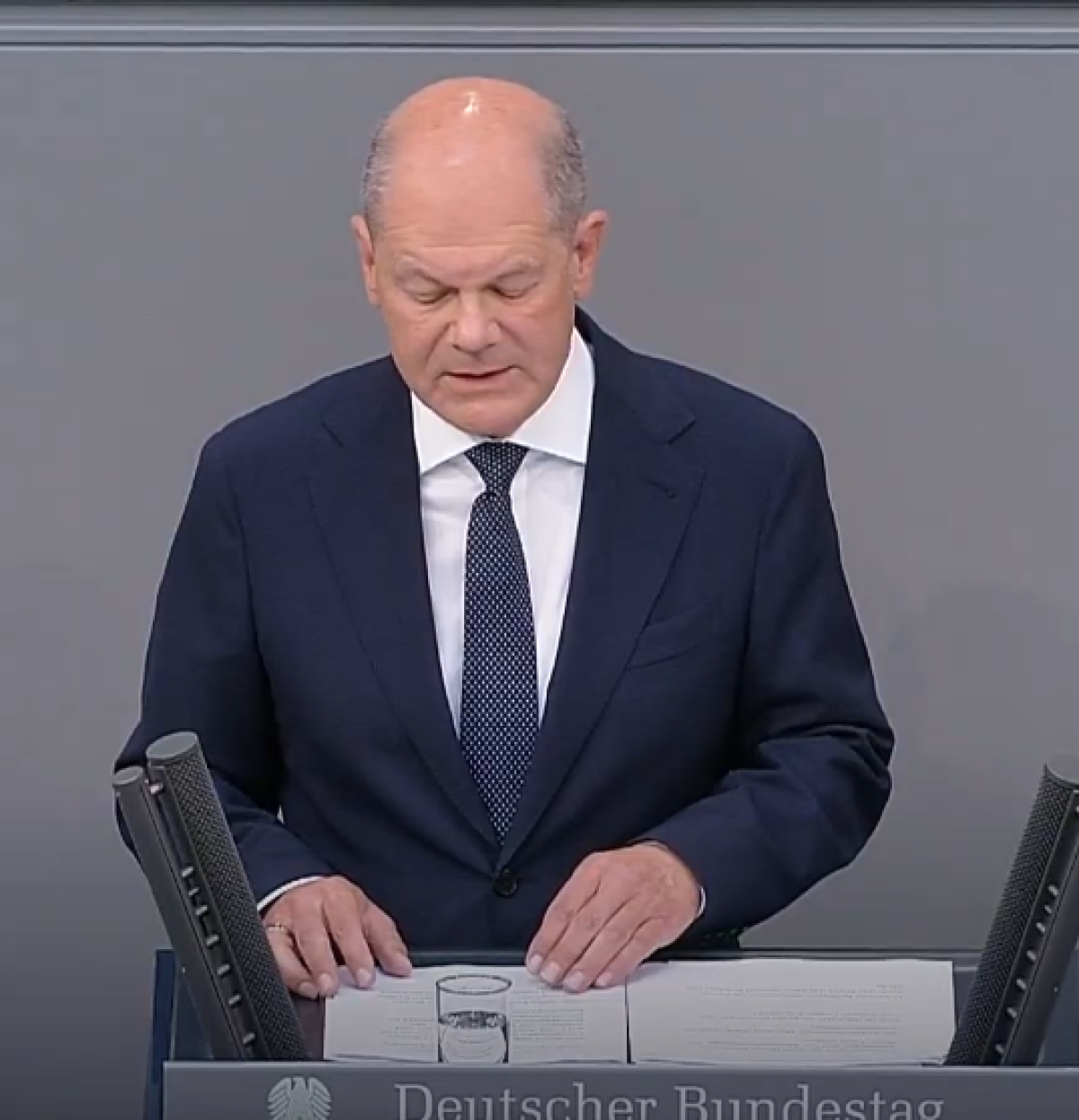 Germania, il cancelliere Scholz parla di sicurezza dopo gli attentati di Mannheim: “Rimpatrieremo i criminali e combatteremo il terrorismo. L’AfD? Amici di Putin” | VIDEO