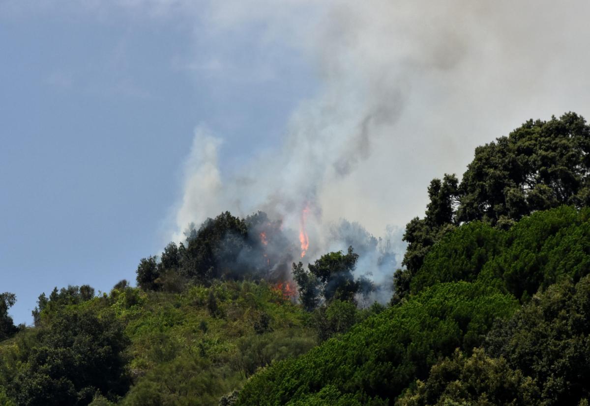 Incendi avvolgono la provincia di Lucca, evacuate abitazioni a Vibb…