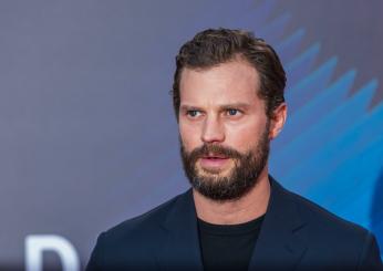 Jamie Dornan di 50 sfumature ricoverato in ospedale, morso da un bruco velenoso: “Sembrava un infarto”. Come sta ora?