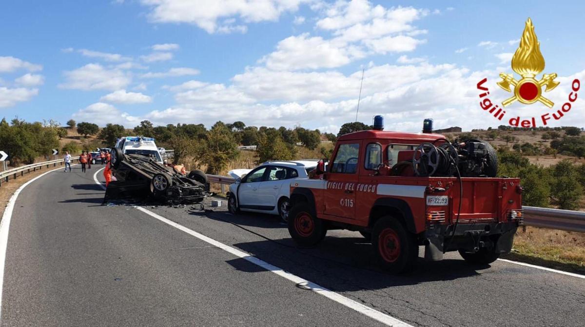 Tragedia alle porte di Sassari, Apecar travolta da un’auto: muore 6…