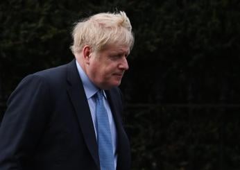 Partygate, bufera su Johnson: l’ex premier si dimette da deputato