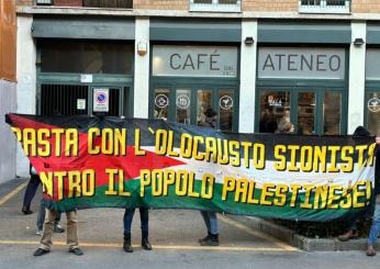 Milano, esposti striscioni pro Palestina di fronte all’Università Statale prima dell’intervento di Liliana Segre