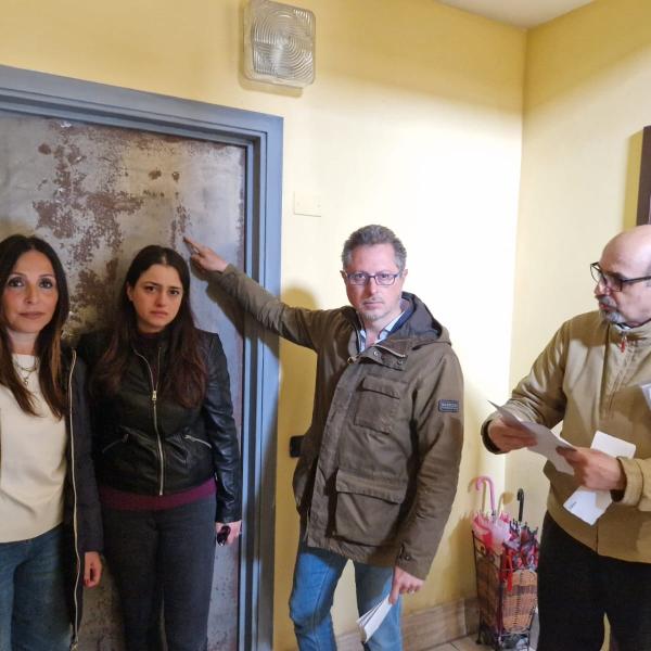 Casa occupata a Pozzuoli (Napoli), il dramma di Angela Riccio. Borrelli (AVS): “Ecco chi sono le occupanti. Fenomeno diffuso, le leggi ci sono ma manca chi le fa applicare” | VIDEO