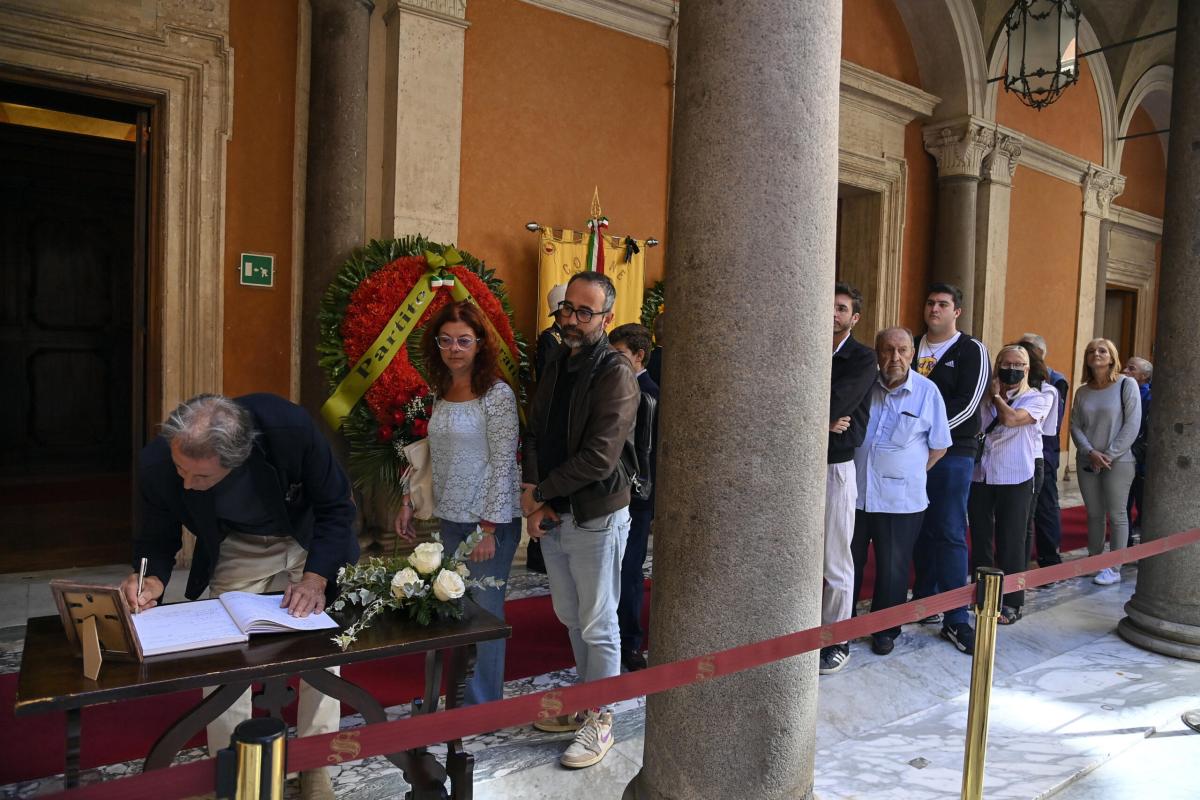 Napolitano, le interviste dalla camera ardente. Sgarbi: “Ricordo quel gesto di forte garantismo”. Gualtieri: “Un uomo che non si è mai tirato indietro”. Gasparri: “Le sue doti andrebbero insegnate” | VIDEO