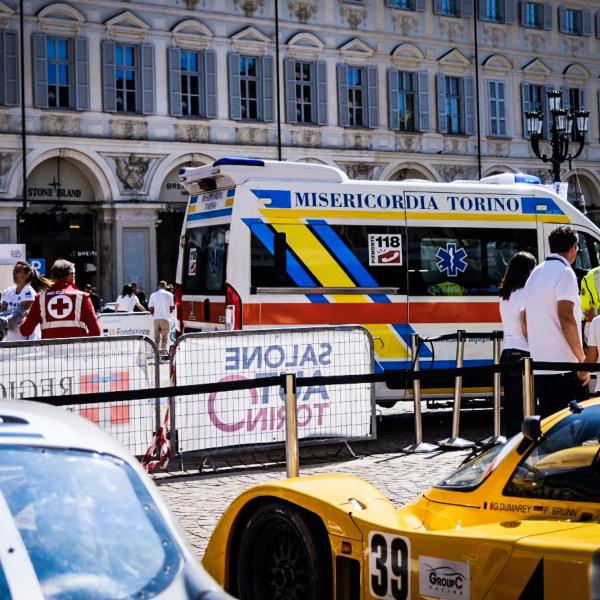 Torino, incidente al Salone dell’Auto: vettura da rally piomba sulla folla, 12 spettatori coinvolti. Cosa sappiamo