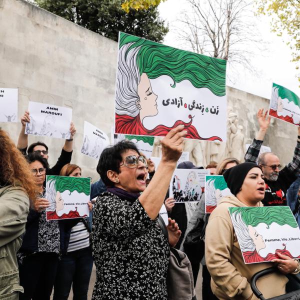 Iran, la polizia morale arresta donne senza hijab nelle strade di Teheran. Nuova stretta con l’operazione “Nour”