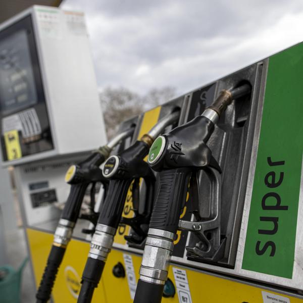 Carburanti, stangata a Pasqua. La denuncia del Codacons: “La benzina torna a salire sopra i 2 euro”