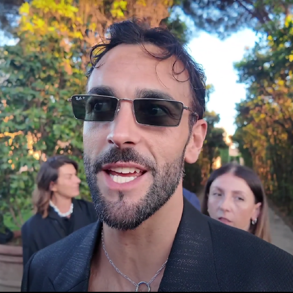 Marco Mengoni al McKim Medal Gala: “Felice per il duetto con Angelina. Sanremo 2025? Sarà diverso, in bocca al lupo a Conti”| VIDEO